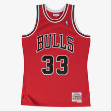 Load image into Gallery viewer, Mitchell &amp; Ness Men's Scottie Pippen Red Chicago Bulls 1997/98 Hardwood Classics Swingman Player Jersey (200105535)