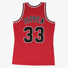 Load image into Gallery viewer, Mitchell &amp; Ness Men's Scottie Pippen Red Chicago Bulls 1997/98 Hardwood Classics Swingman Player Jersey (200105535)