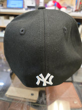 Load image into Gallery viewer, New Era New York Yankees Santa Hat Exclusive Collection 59Fifty Fitted (01111825)
